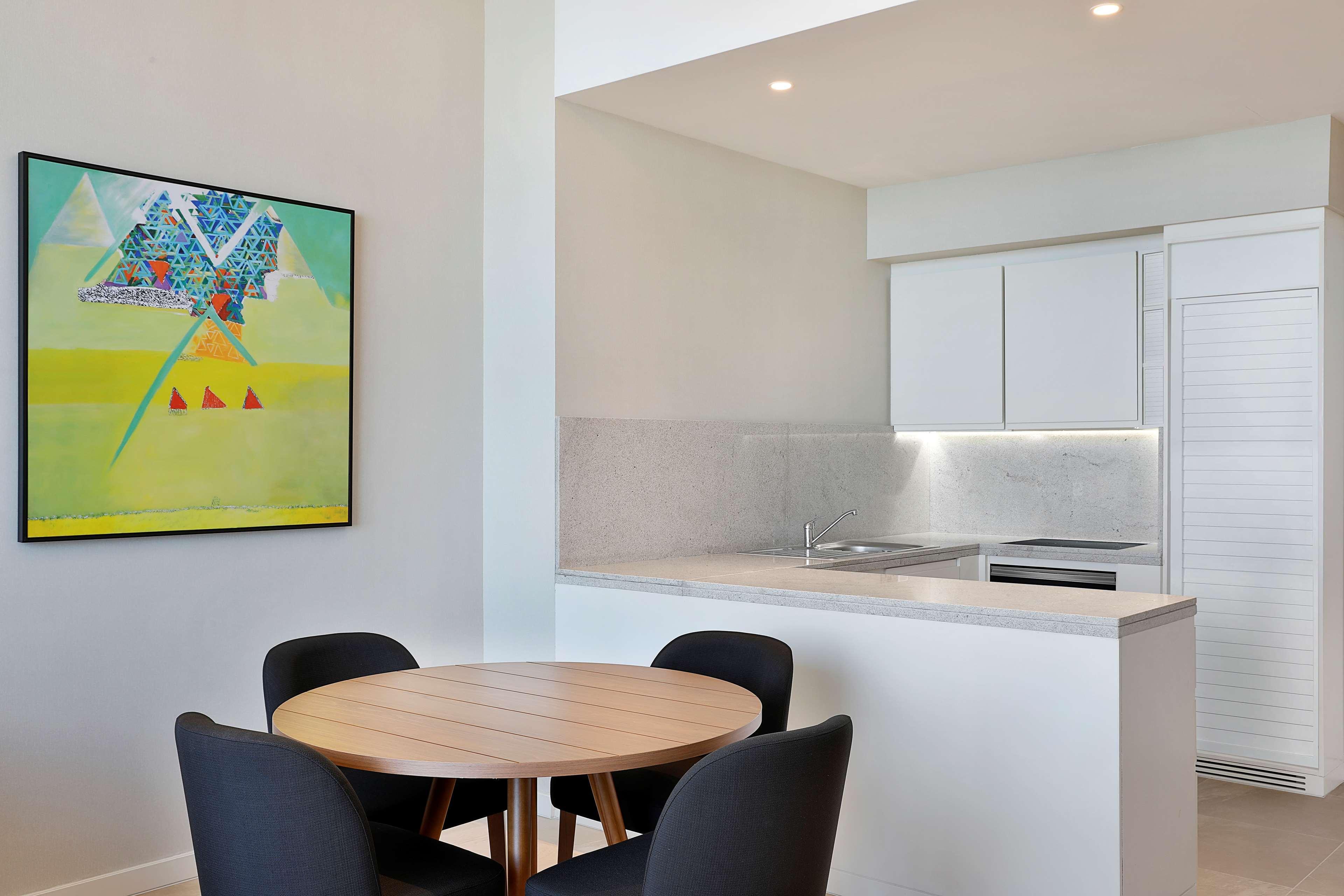 Aleph Doha Residences, Curio Collection By Hilton Exterior foto A kitchen in a typical apartment
