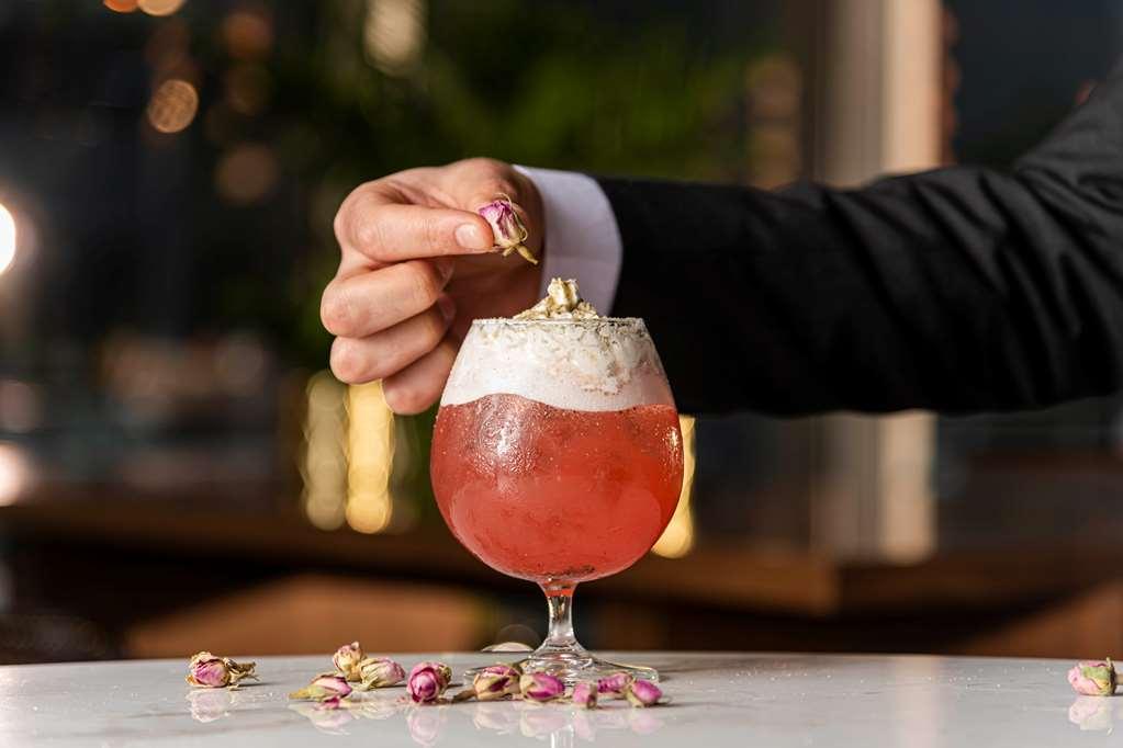 Aleph Doha Residences, Curio Collection By Hilton Restaurante foto A bartender adding a rose petal to a cocktail