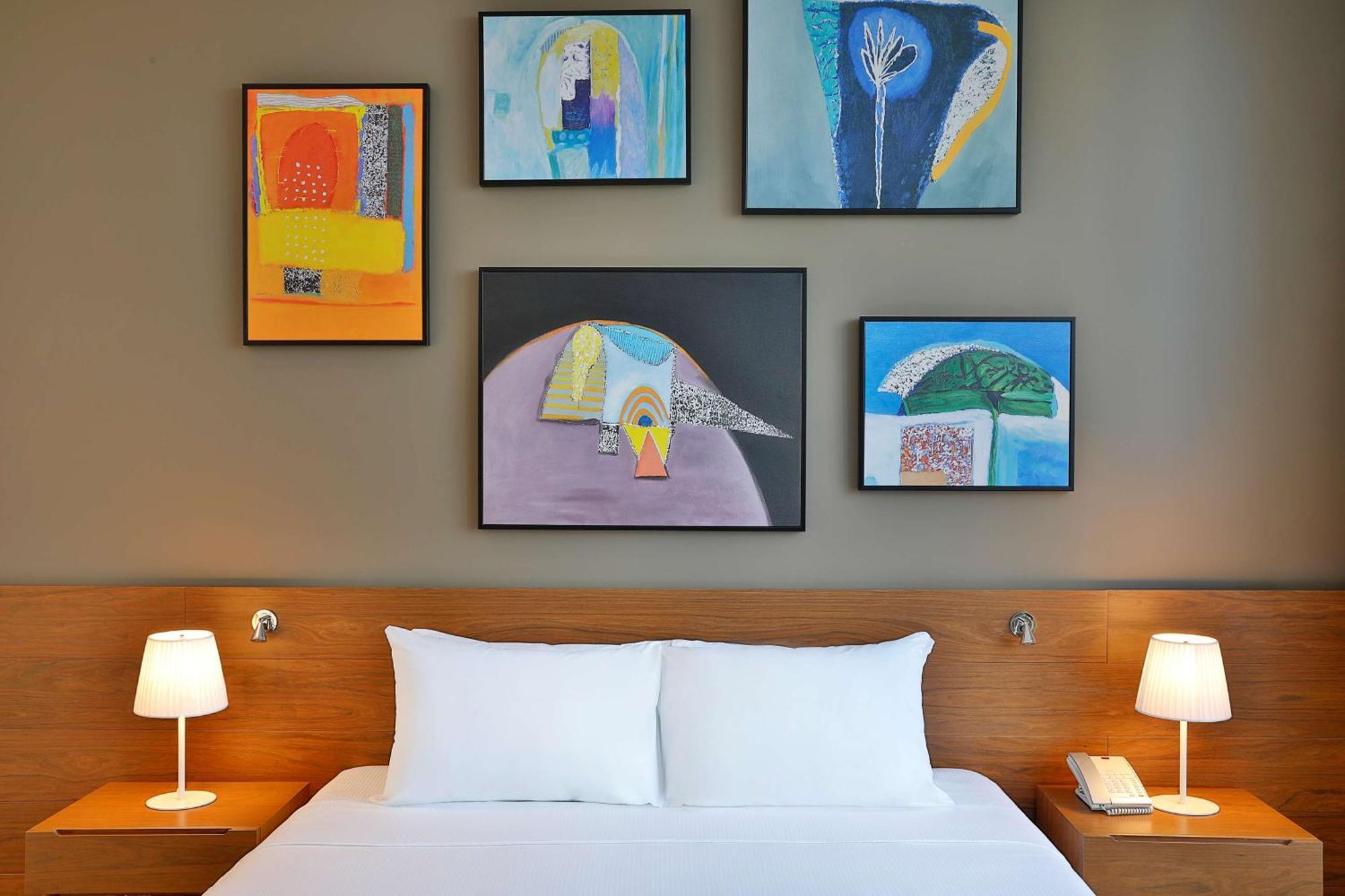 Aleph Doha Residences, Curio Collection By Hilton Exterior foto Artwork by the artist in a hotel room