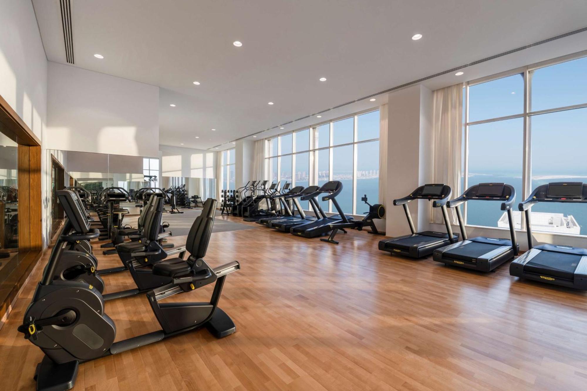 Aleph Doha Residences, Curio Collection By Hilton Exterior foto The gym at the Ritz-Carlton, DIFC